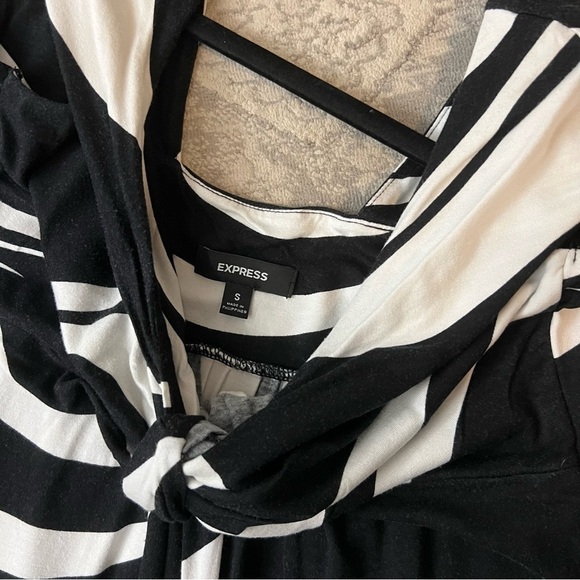Women's Express Black And White Geometric Striped Flowy V Neck Dress Small - Picture 7 of 8